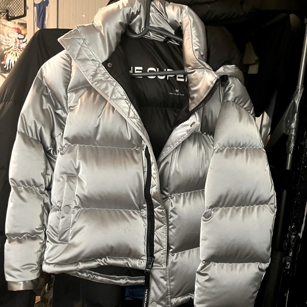 Medium women’s coat • Never worn • no blemishes or damage